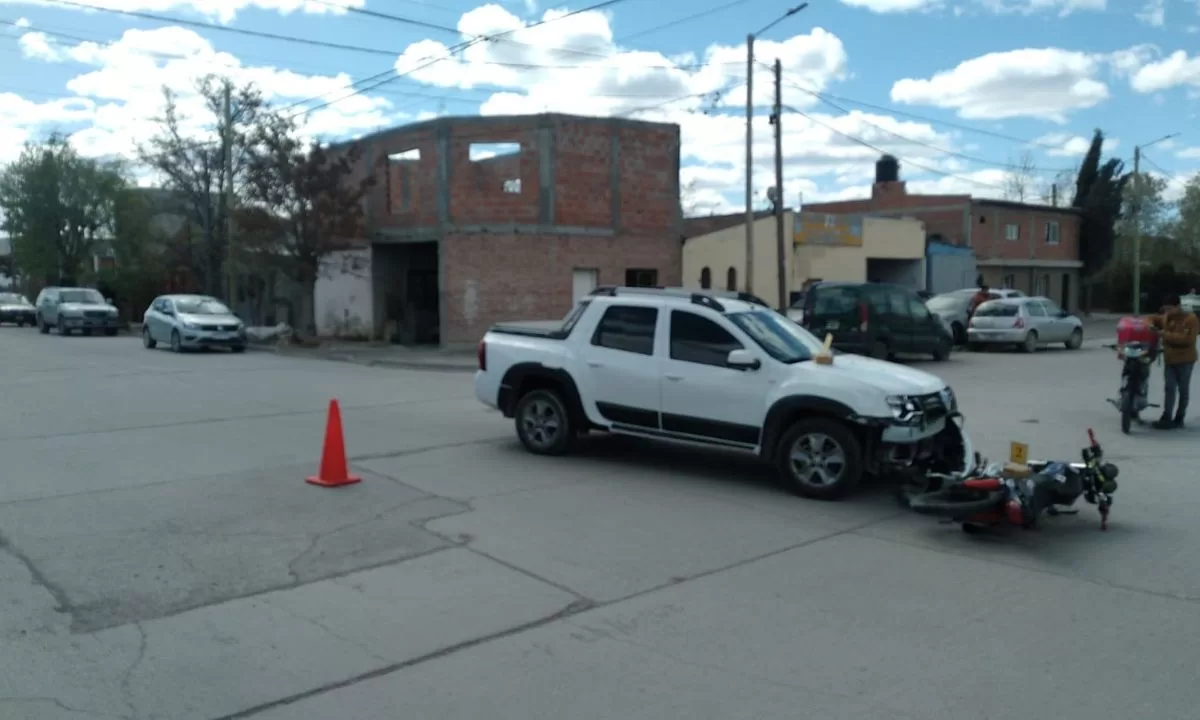 Joven motociclista lesionado al chocar contra un auto