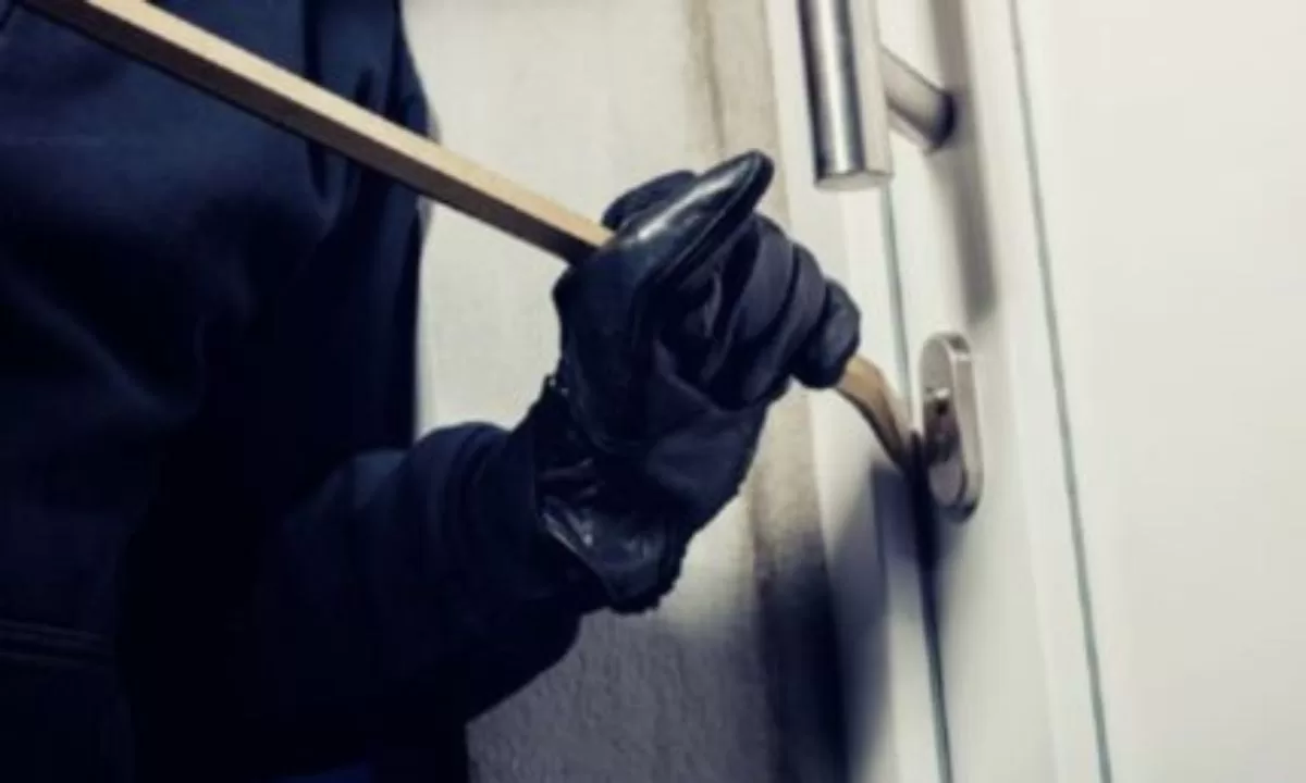 Dos ladrones sorprendieron a un hombre adentro de su casa, lo ataron con alambre y le robaron