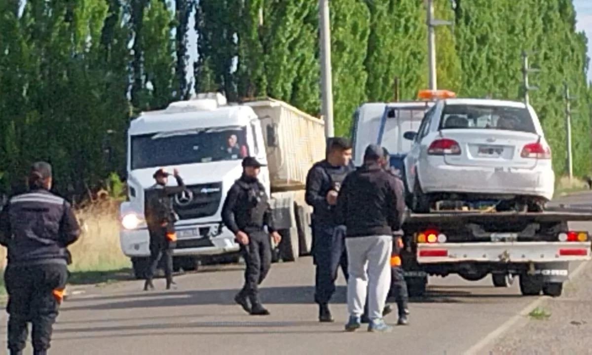 Remisero conducía alcoholizado y terminó incrustado en un canal de riego