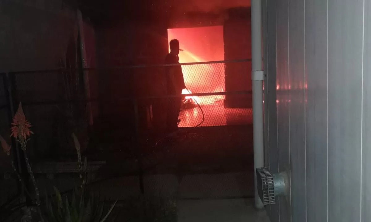 Daños parciales tras incendiarse una vivienda