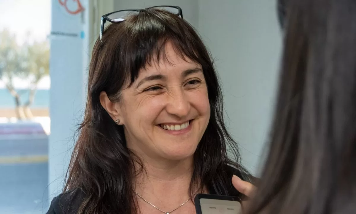 El EMRATUR instaló dispositivos de carga para teléfonos celulares y tablets en sus oficinas