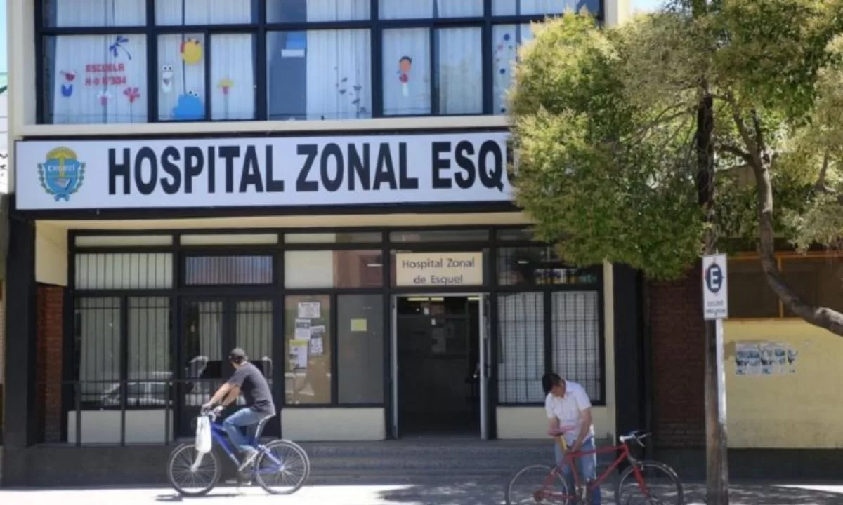 Motociclista con graves lesiones al colisionar contra un vehículo