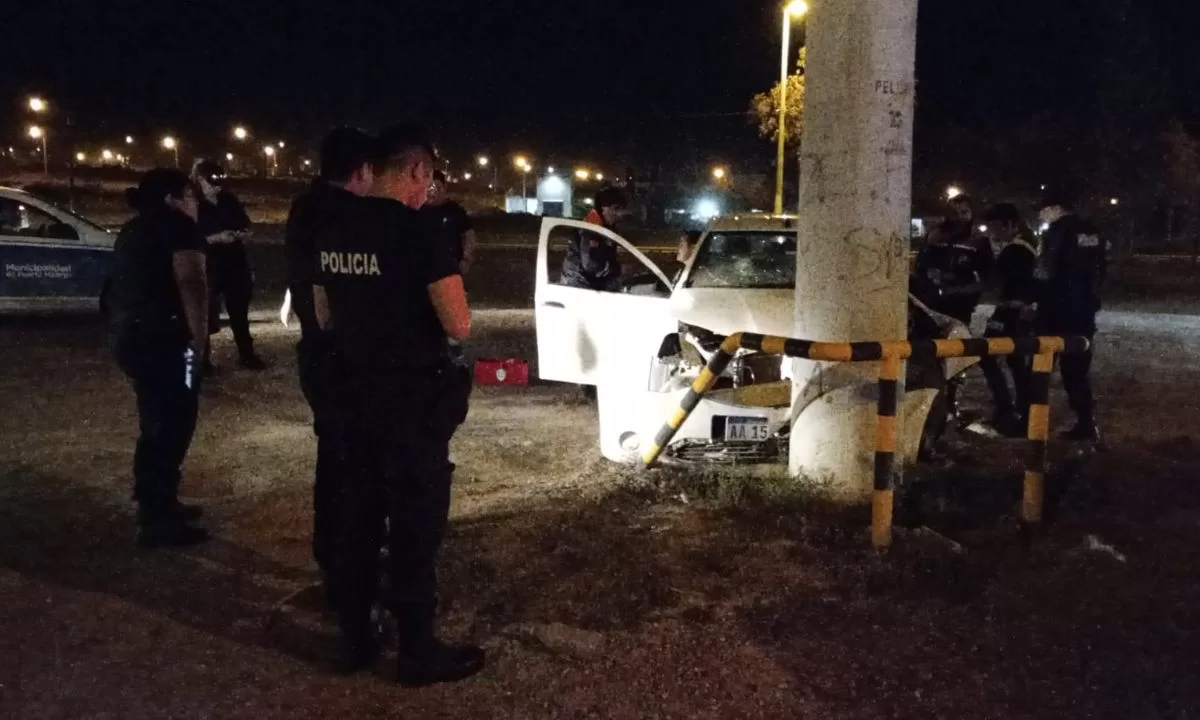 Conducía alcoholizado y chocó contra un poste de luz – LU20 – Radio ...