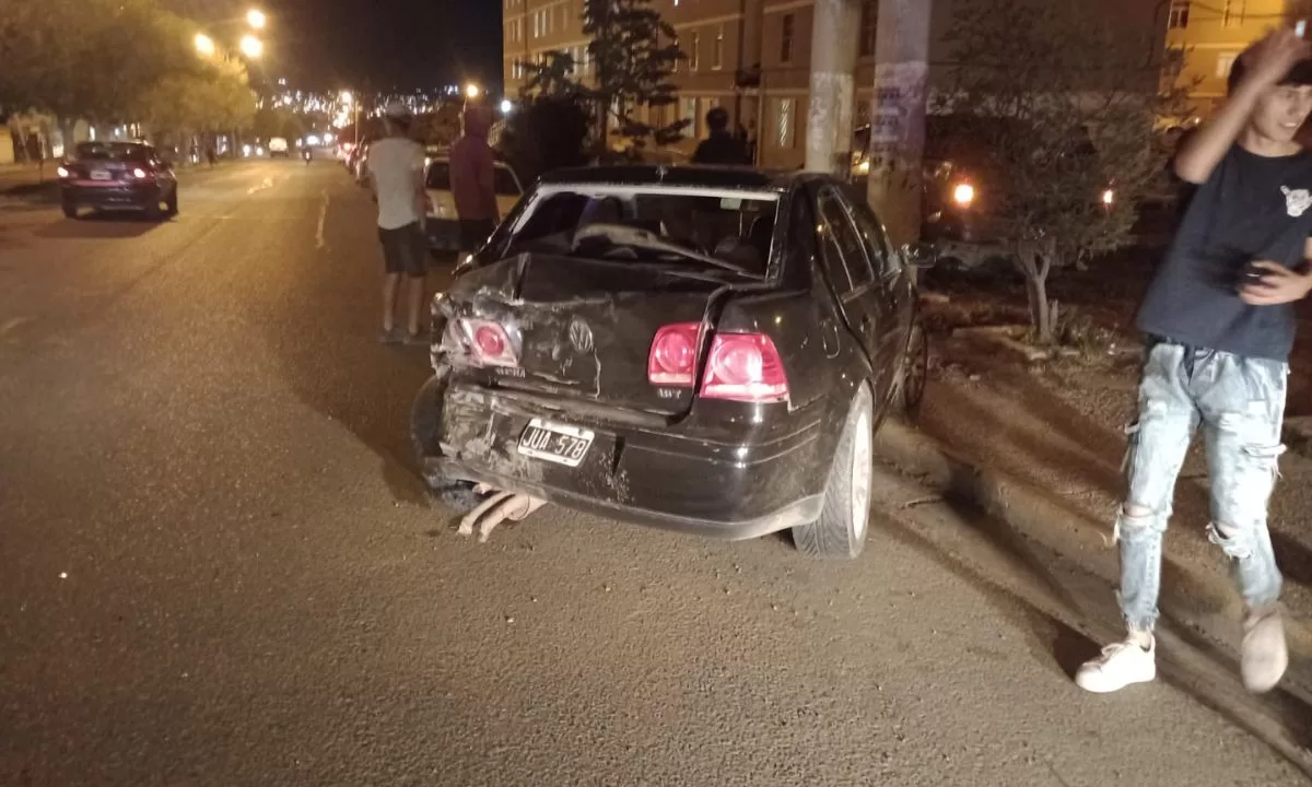 Chocó contra un auto estacionado