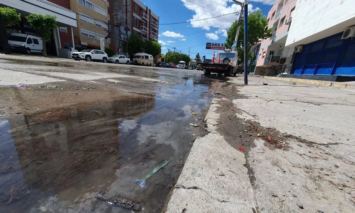 Importante pérdida de agua en calle Yrigoyen 