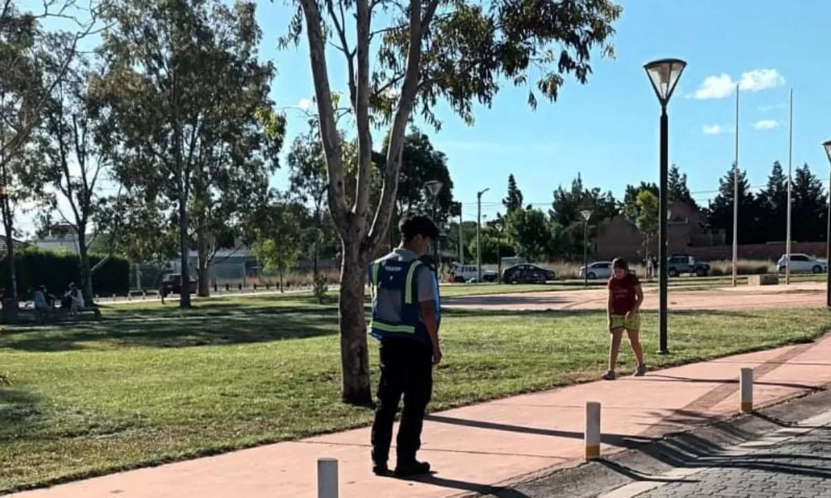 Se detectaron más de 60 vehículos en los alrededores de la plaza San Benito de Trelew