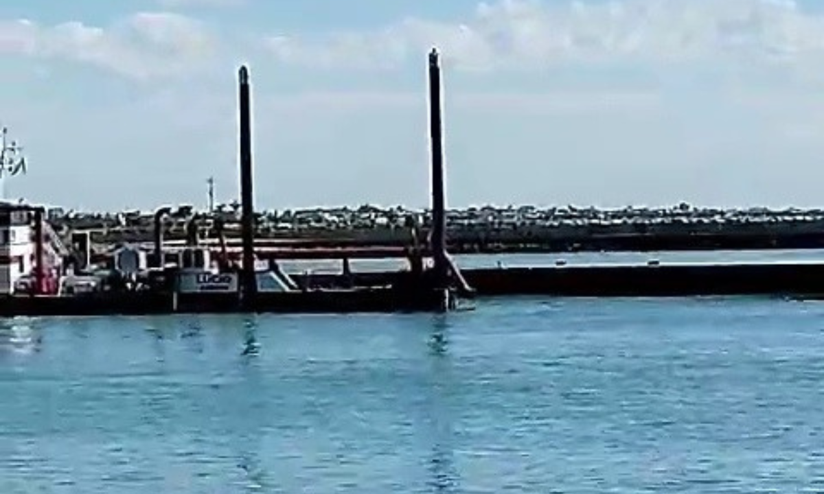 La draga que comenzó a realizar la limpieza de la desembocadura del río abandona la obra