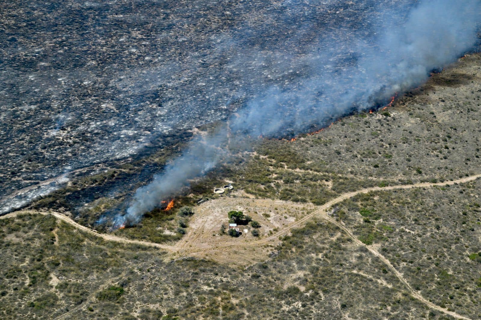 Mejora la situación del incendio en Puerto Lobos y se cree que un rayo inició el fuego