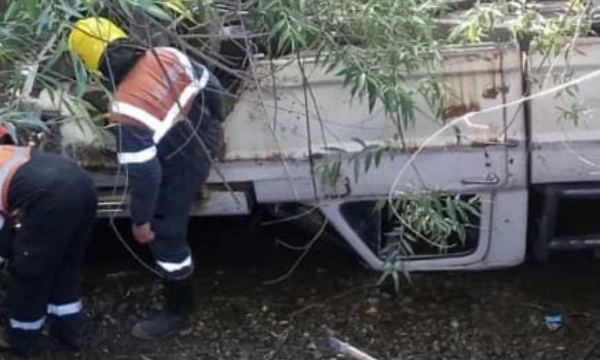 Una mujer alcoholizada despistó y volcó su camioneta