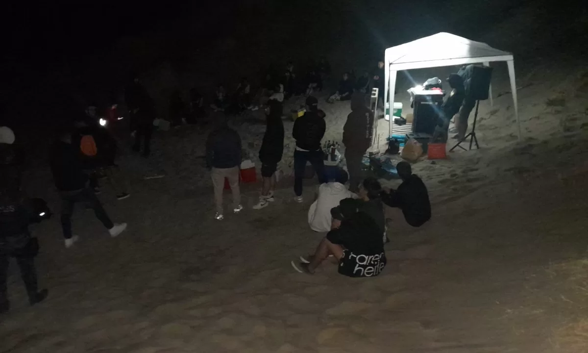 La policía desarticuló una fiesta clandestina en la costa de Puerto Madryn