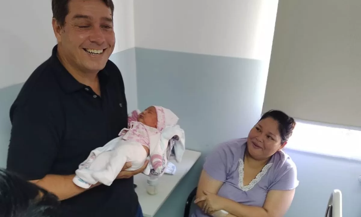 Damián Biss visitó a la primera beba del año en Rawson.