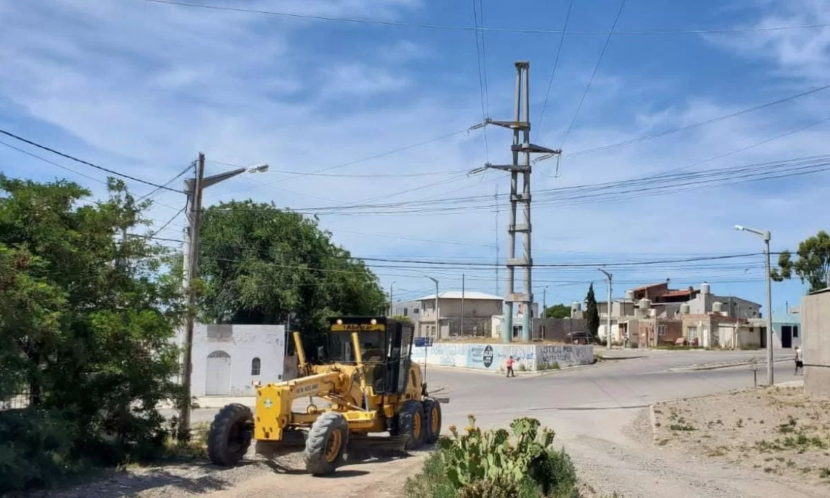 Mantenimiento de la rotonda 5 de Octubre y repaso de calles en los barrios Menfa y Amaya