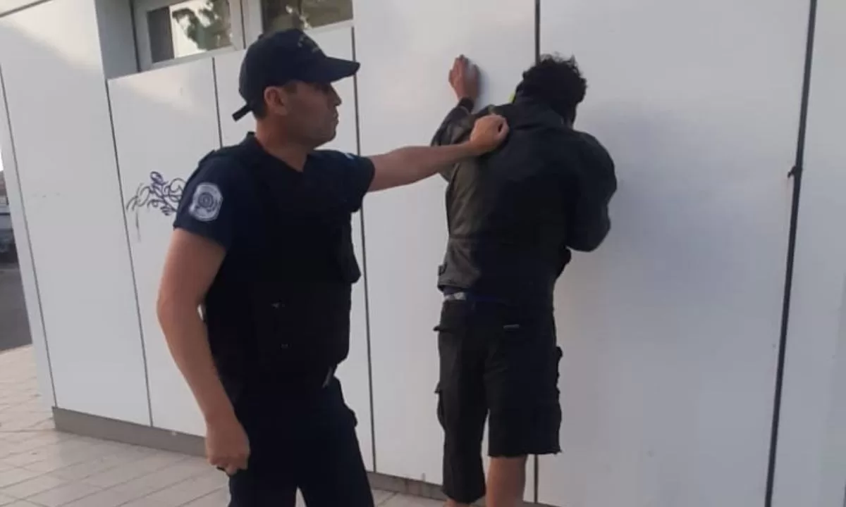 Tres detenidos por intentar sustraer vehículo secuestrado por la policía