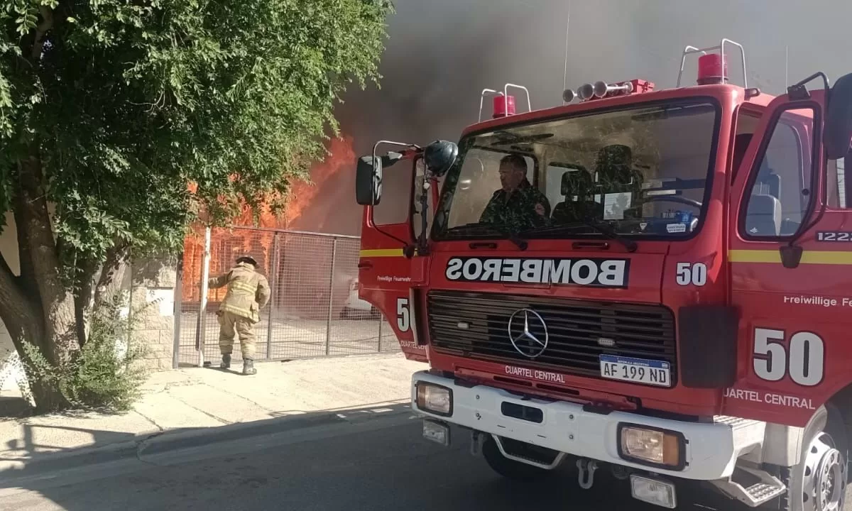 Incendio en un local de compra y venta de autos