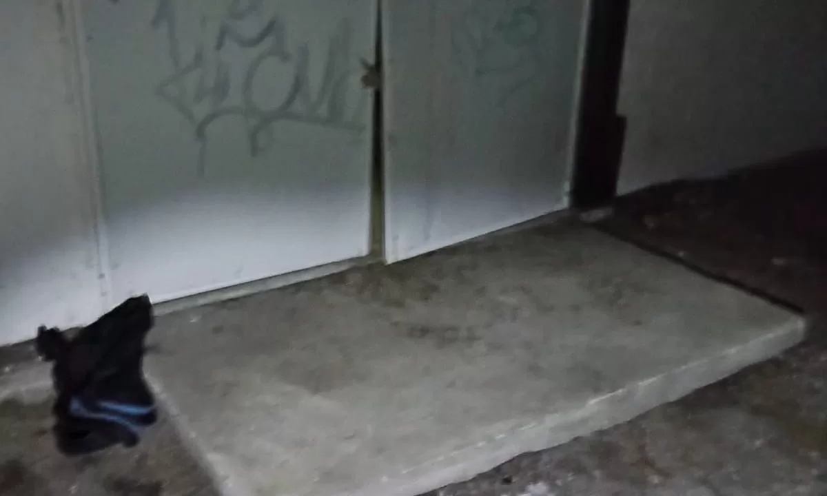 Un detenido en Playa Unión por dañar puerta de local nocturno