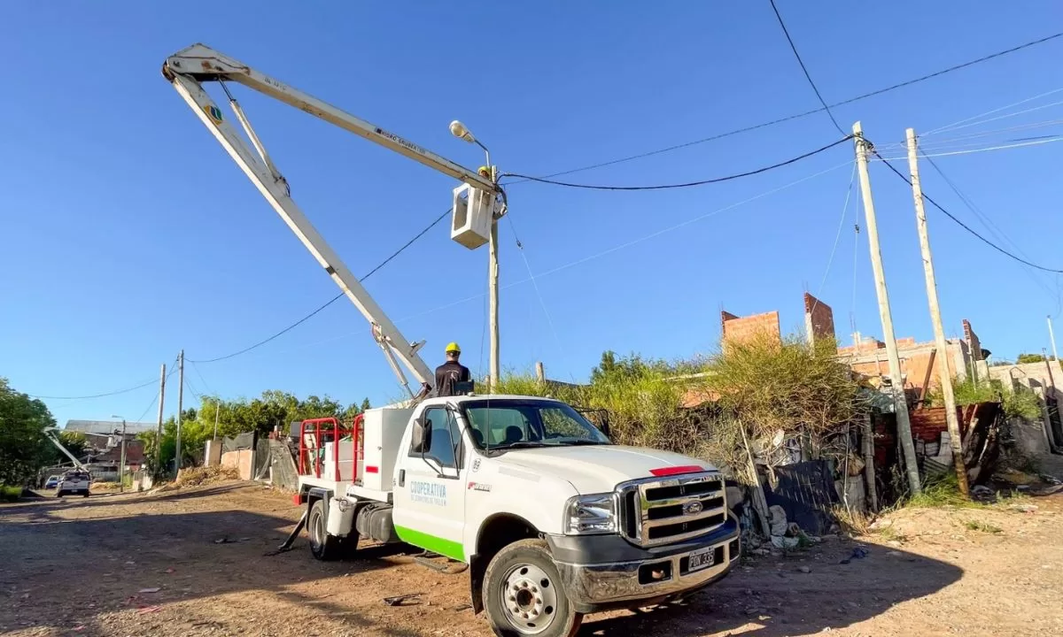 Atacaron a pedradas a dos operarios de la Cooperativa Eléctrica
