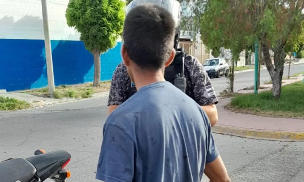 La policía detuvo a un sujeto luego de protagonizar un violento arrebato