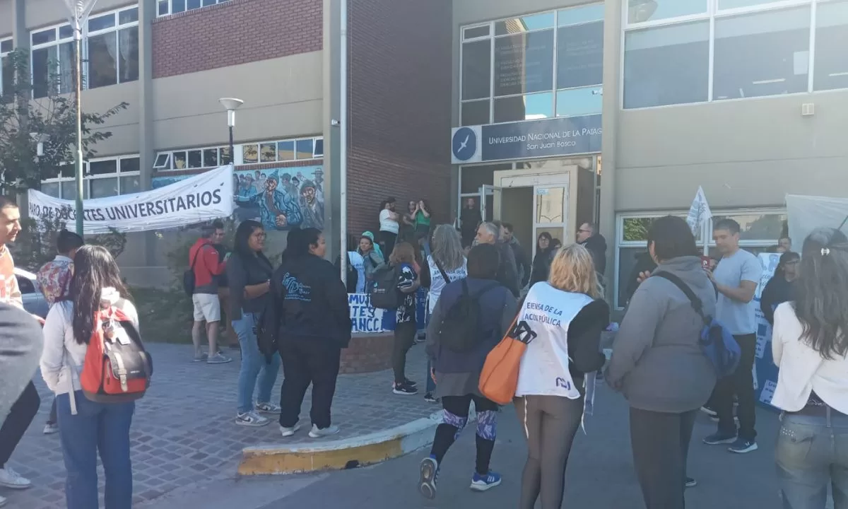 Abrazo simbólico a la Universidad Nacional de la Patagonia