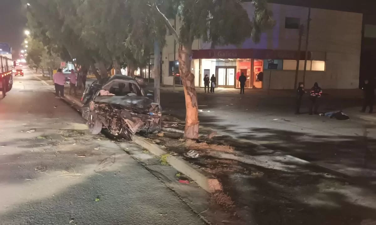 Conductor salió despedido del vehículo al chocar contra un poste de energía