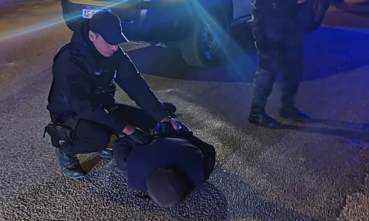 Un joven salvó de una agresión a su mamá que era amenazada por un delincuente con una barreta