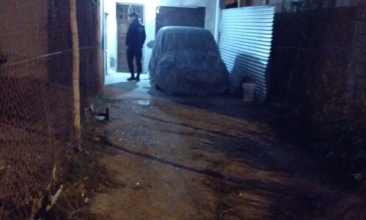 Robaron un vehículo y lo prendieron fuego