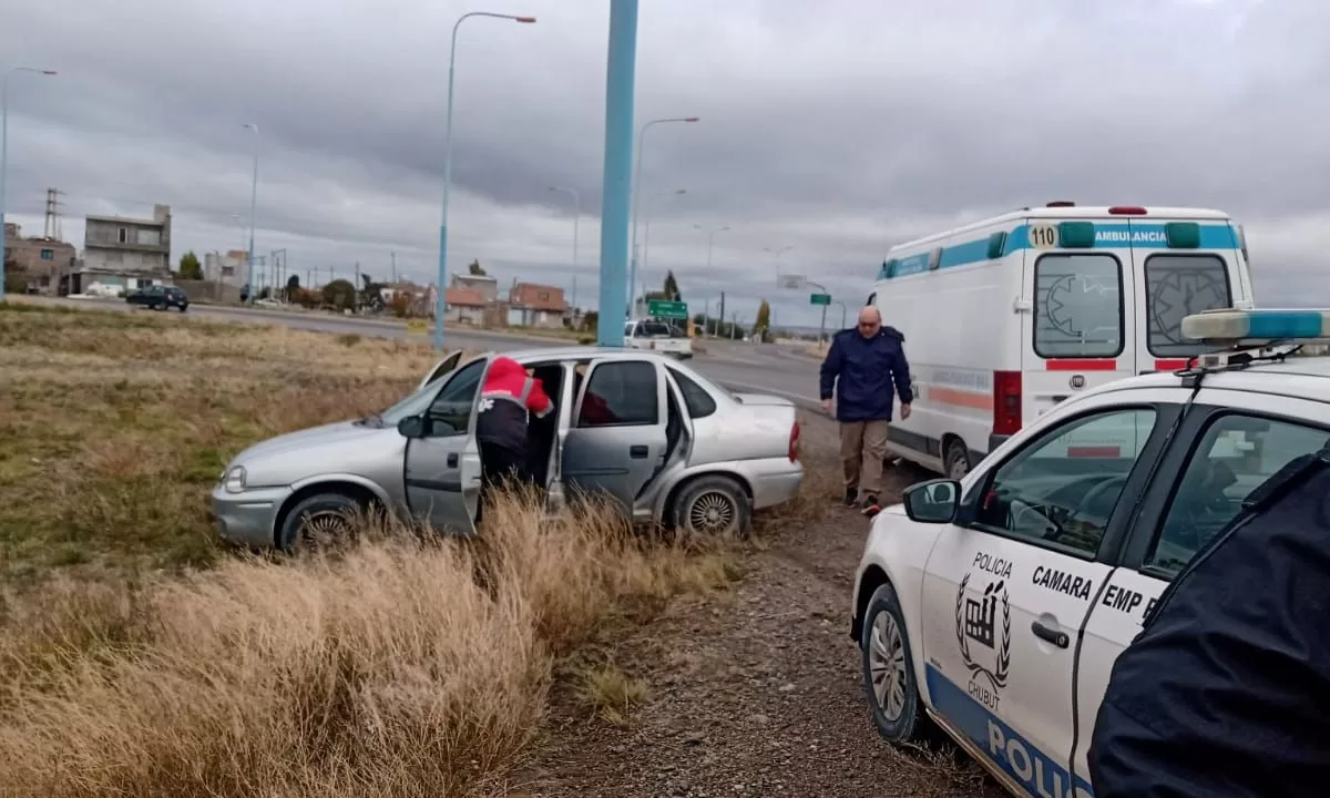 Una mujer resultó con golpes tras un despiste y choque contra una columna de alumbrado