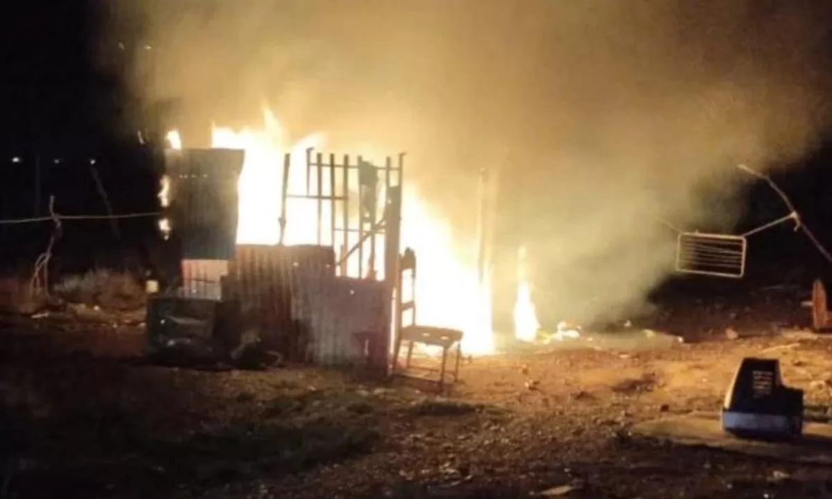 Se prendieron fuego dos precarias viviendas en Chacra 8 de Rawson