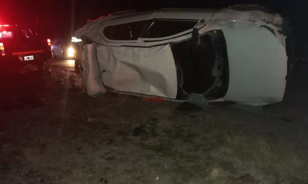 Un custodio del gobernador volcó esta madrugada y fue rescatado inconsciente del vehículo