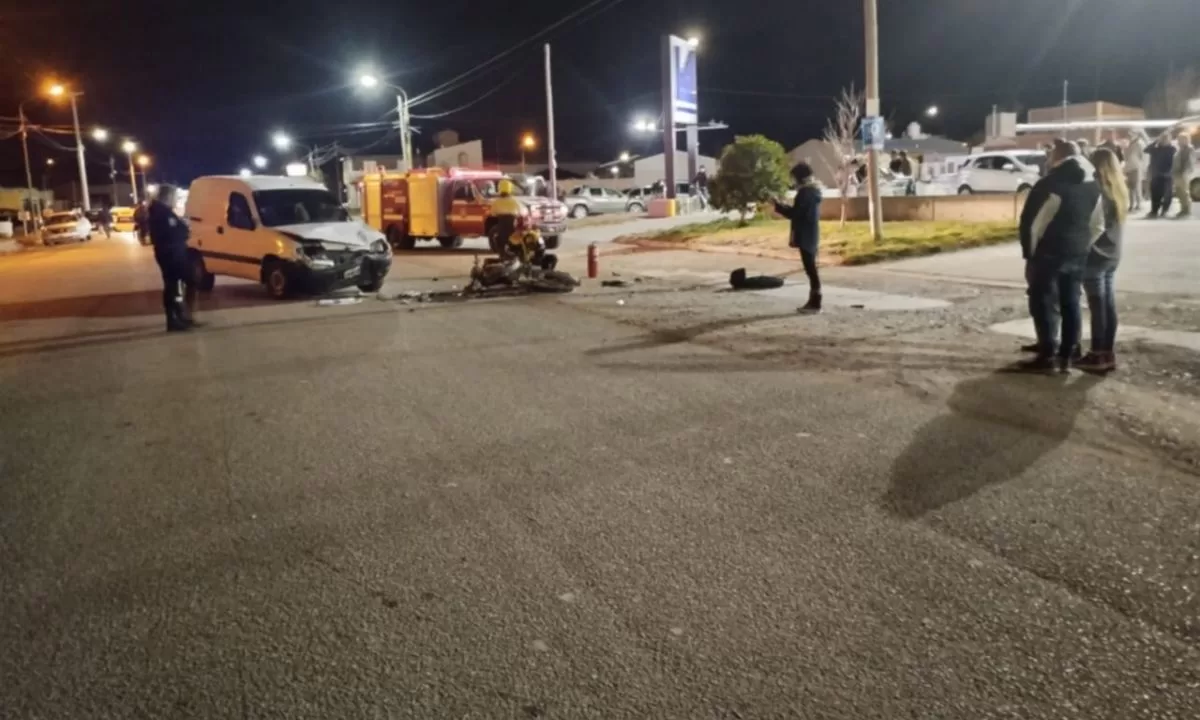 Impactante choque entre una camioneta y una motocicleta 