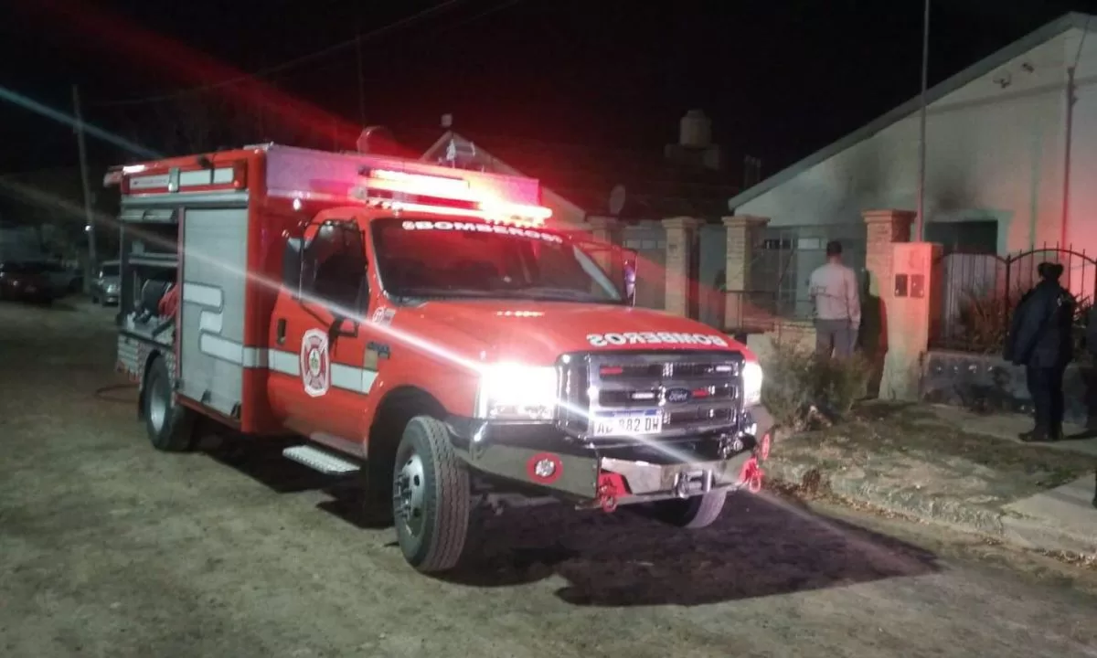 Rescatan a matrimonio y su hijo en un incendio de vivienda