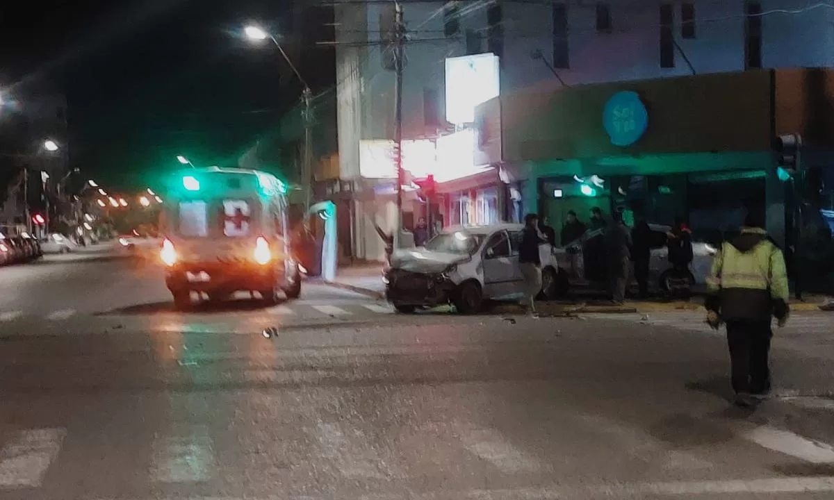 Septuagenario lesionado al chocar dos vehículos en Puerto Madryn