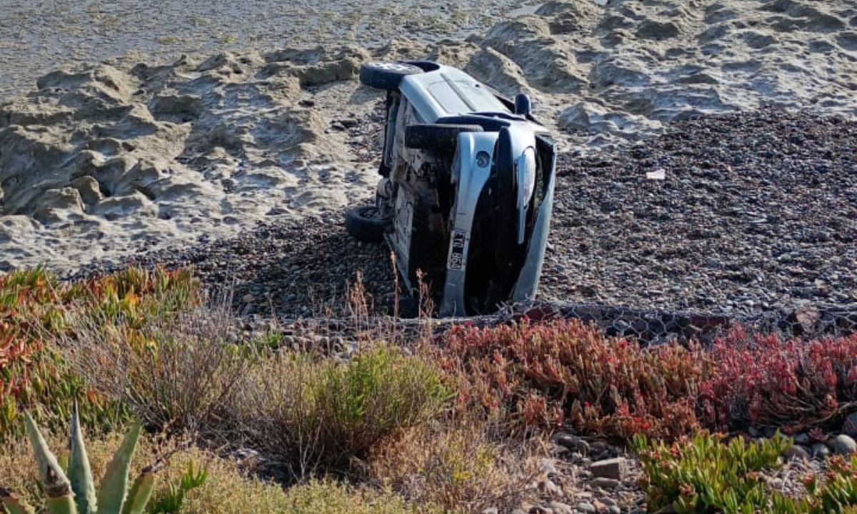 Tres hombres lesionados al caer con el vehículo por un barranco