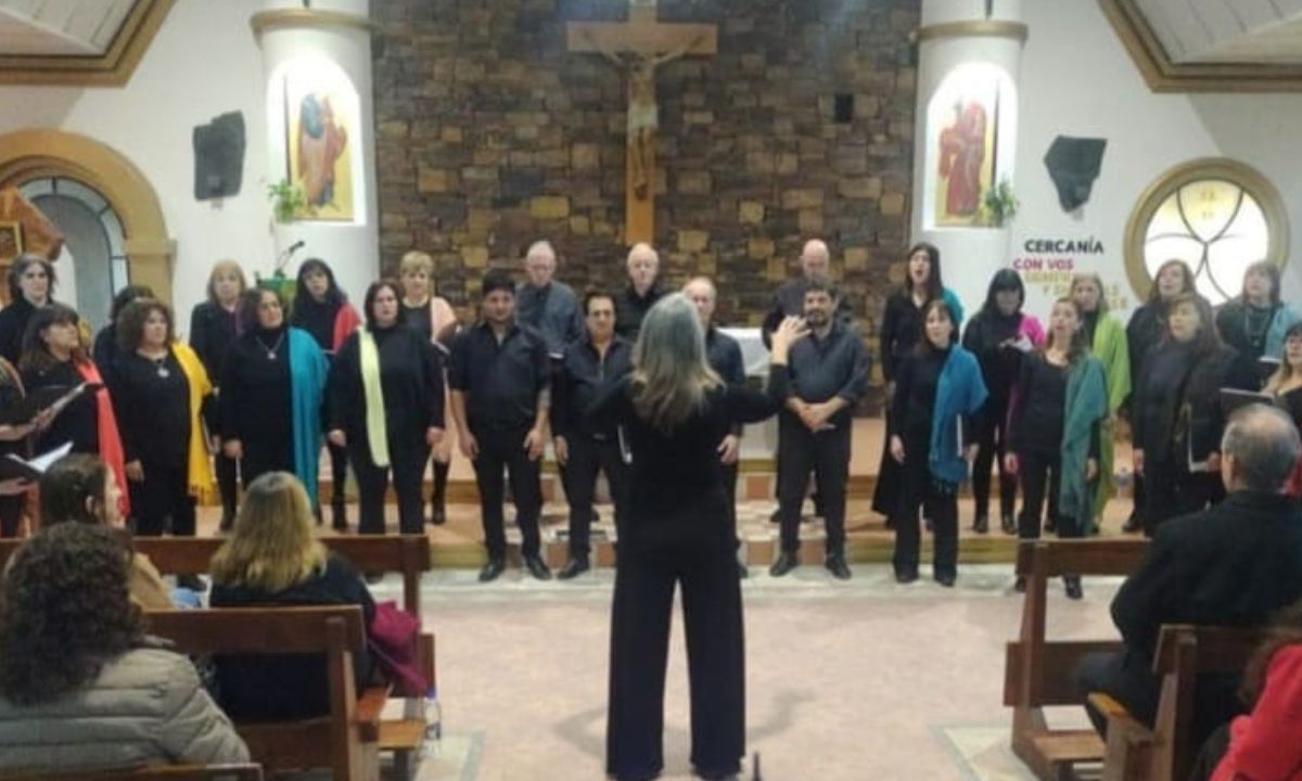 Concierto navideño del Coro Municipal de Trelew en la parroquia Nuestra Señora de la Paz