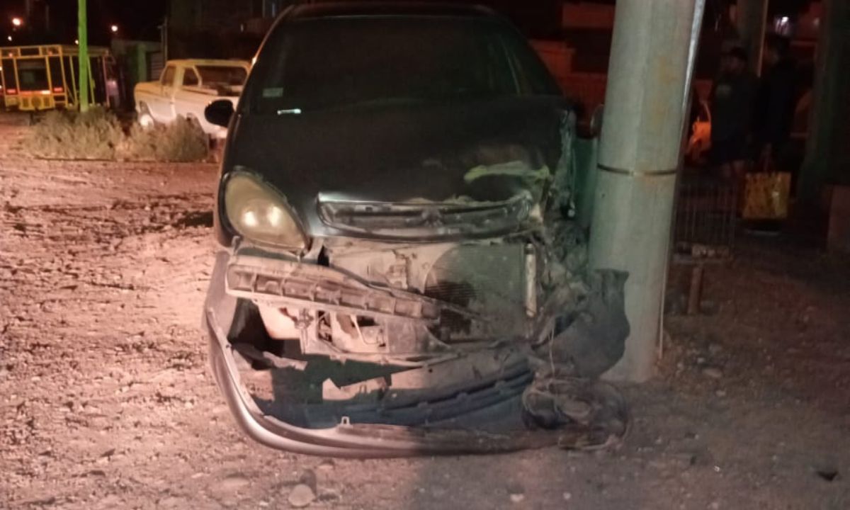 Colisionó contra un poste de luz