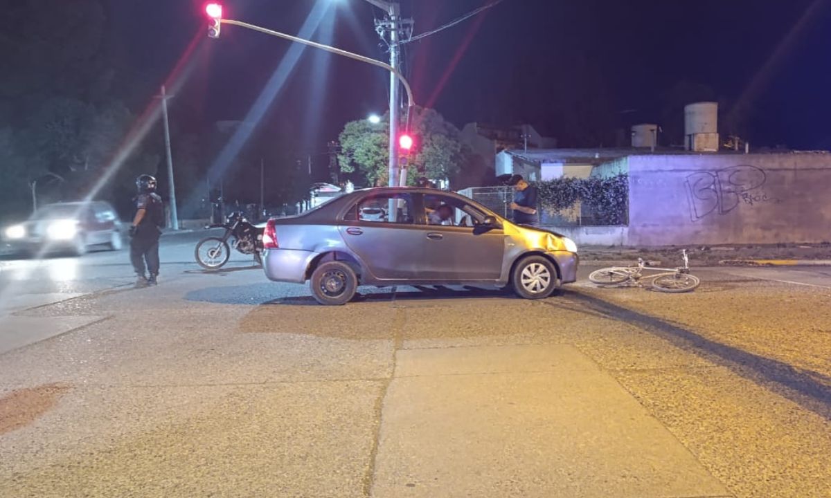 Un ciclista debió ser trasladado al hospital luego de ser embestido por un remis