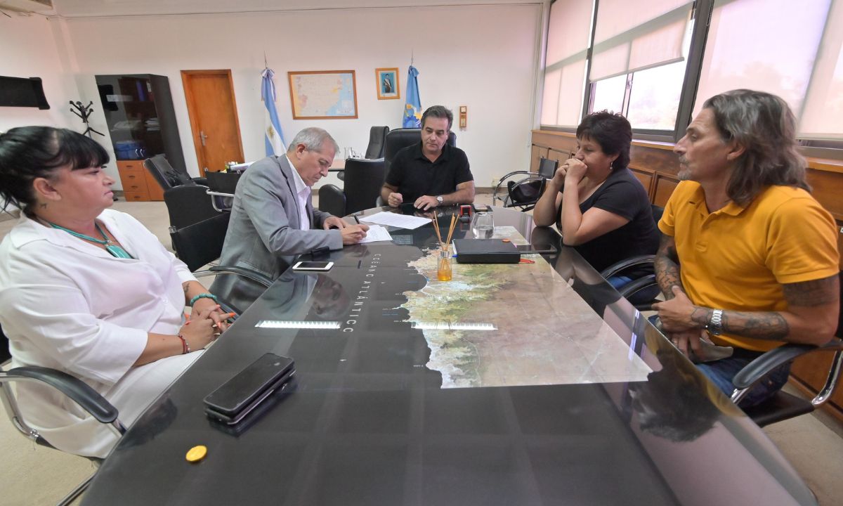 El Gobierno anunció un incremento del 4% en el salario básico de docentes y auxiliares que se suma a la suba al 25% del ítem de Profesionalidad Docente y un monto de $200.000 para auxiliares