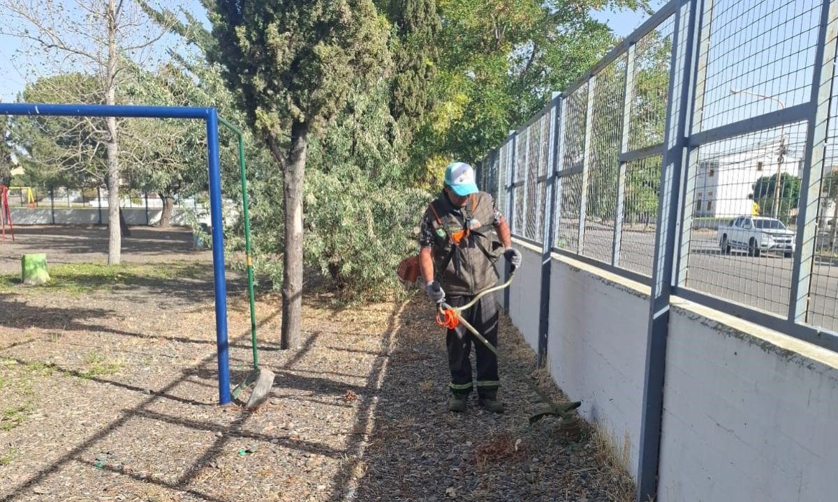 La Municipalidad de Rawson realiza trabajos de limpieza y desmalezamiento en establecimientos educativos