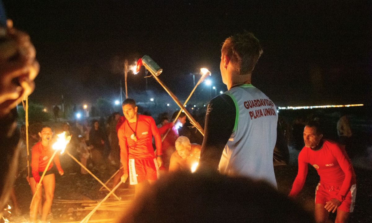 Guardavidas celebraron su labor en las costas de Playa Unión con la 1° ceremonia de antorchas