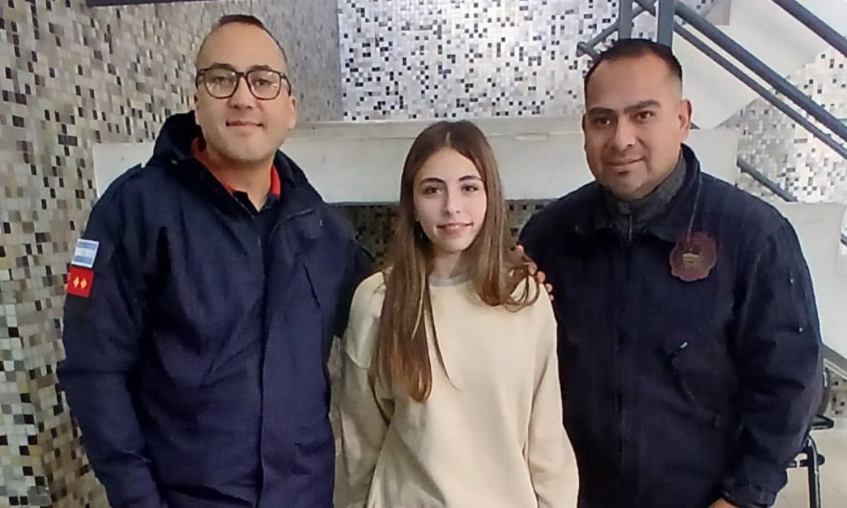 Una joven cadete de bomberos salvó la vida de su hermano con la maniobra de Heimlich