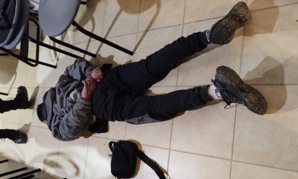 Detienen a hombre en una biblioteca tras agredir a su expareja y portar armas de fuego