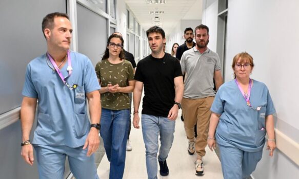 GOBERNADOR TORRES CAMINA POR EL HOSPITAL HUMPHREYS RODEADO DE MEDICOS