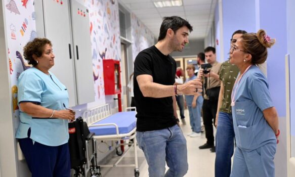GOBERNADOR tORRES SALUDA A PERSONAL DEL HOSPITAL MARIA HUMPHREYS