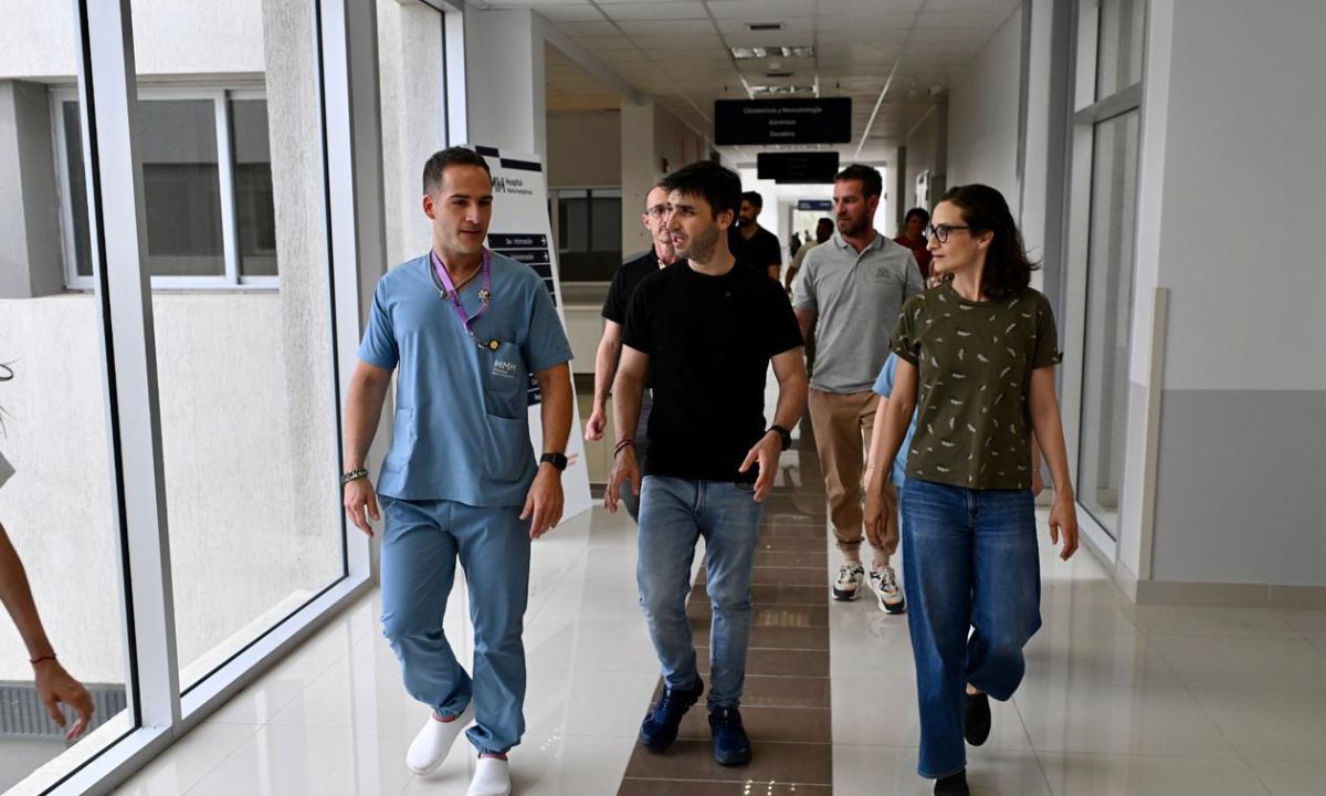 EL GOBERNADOR iGNACIO TORRES CAMINA CON MEDICOS POR EL HOSPITAL HUMPHREYS