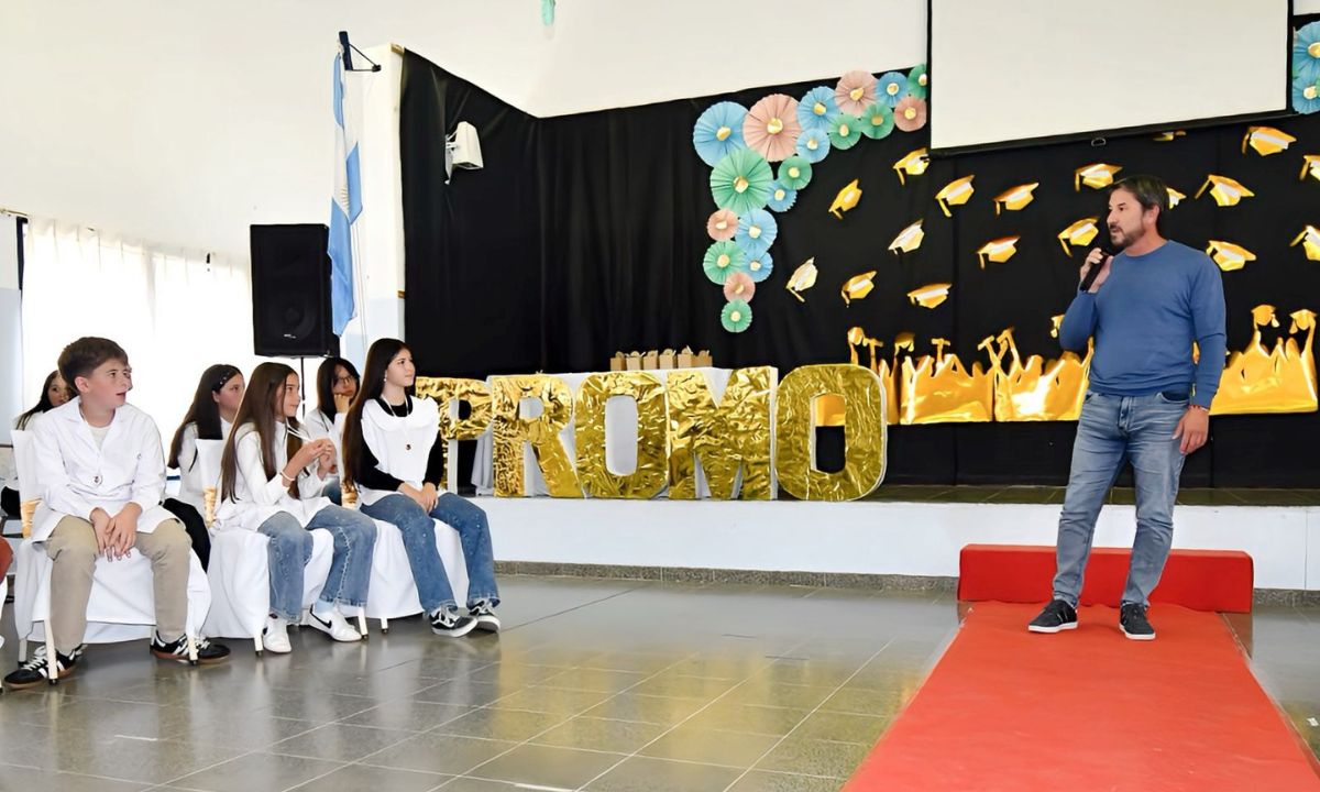 intendente Merino en el acto de egreso de alumnos de la escuela 3
