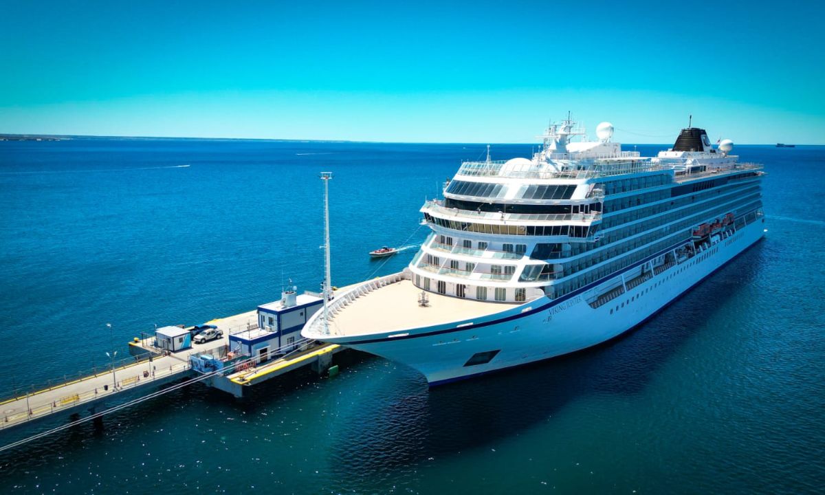 EL CRUCERO VIKING JUPITER AMARRADO EN EL MULEE PIEDRA BUENA DE MADRYN