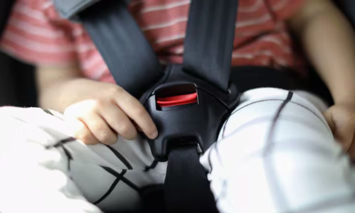 NIÑO EN SILLA DE RETENCION INFANTIL