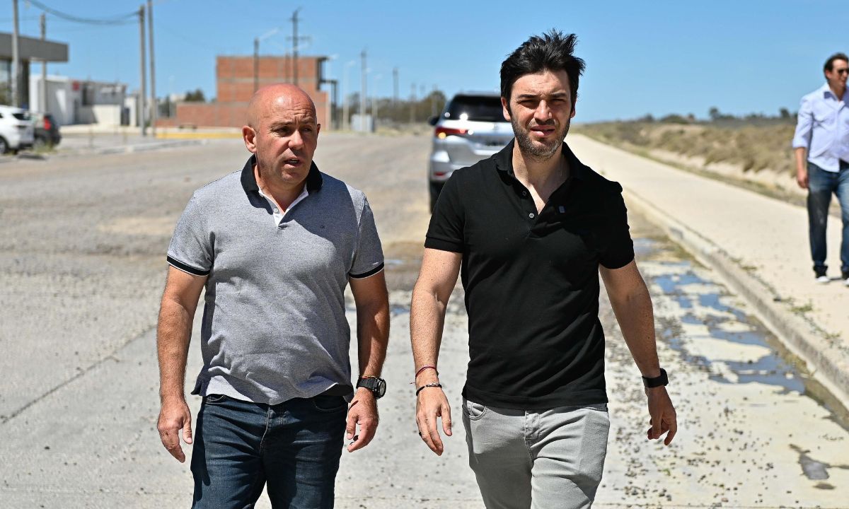 IGNACIO TORRES Y GUSTAVO SASTRE CAMINANDO EN PUERTO MADRYN