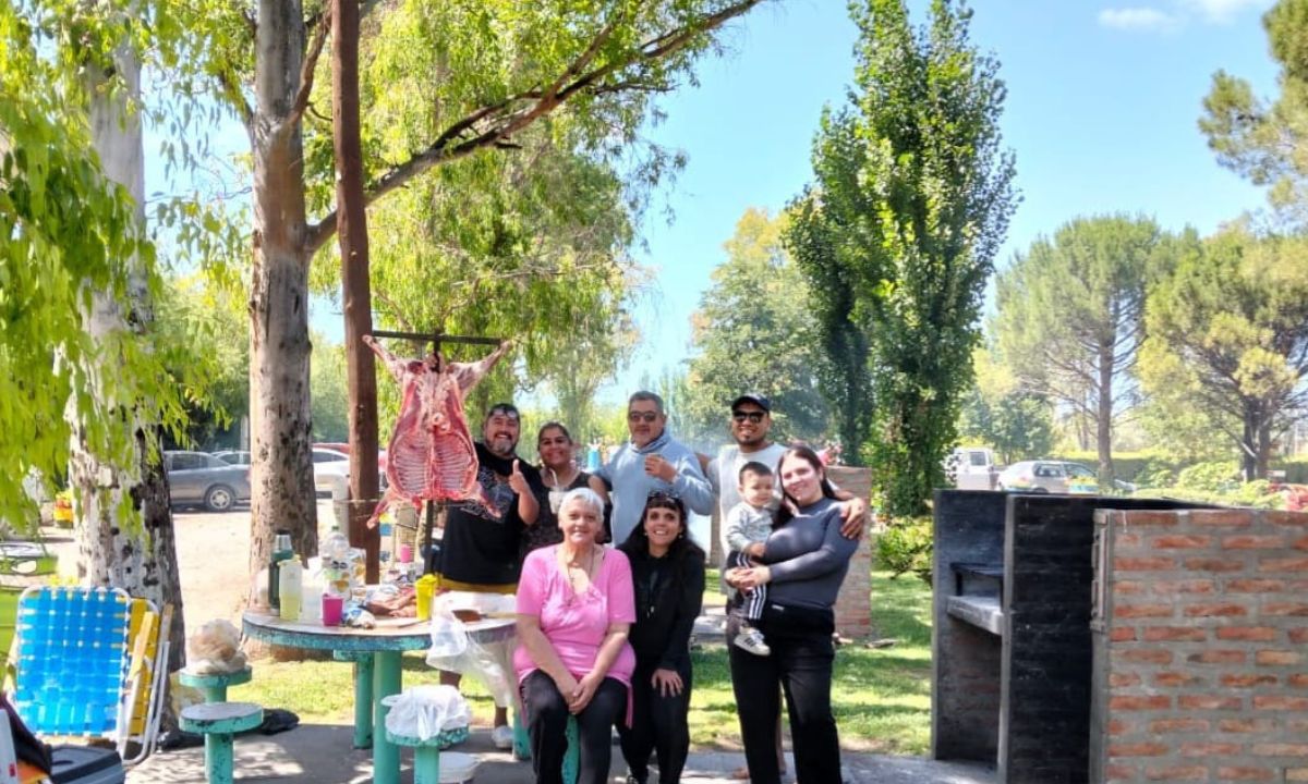 FAMILIA REUNIDA EN EL PARQUE RECREATIVO DE RAWSON