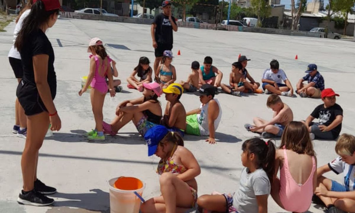 niños preparados para jugar en la colonia de vacaciones