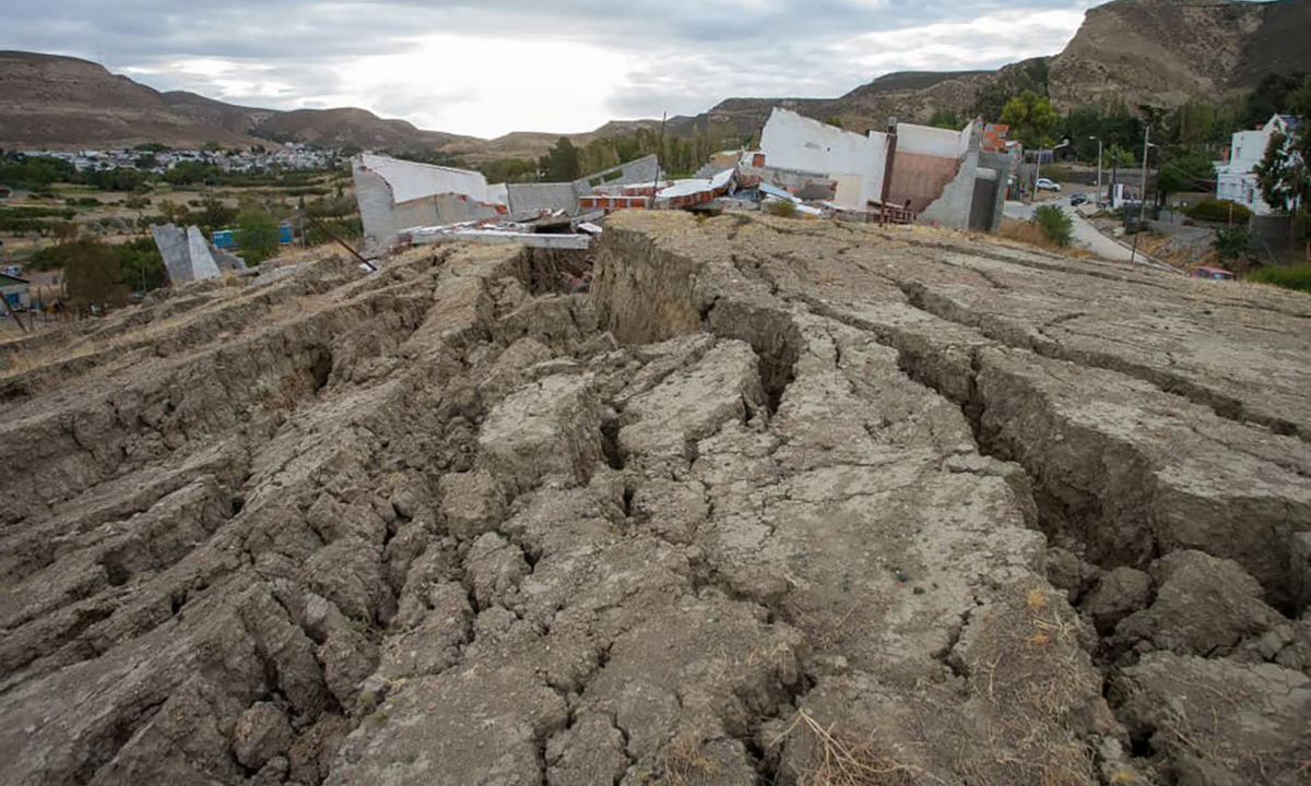 Comodoro Rivadavia: la Provincia acompaña a los afectados por el deslizamiento con un plan de asistencia de más de $6.000 millones